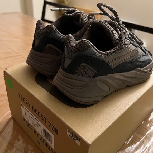 Yeezy 700 v2 Mauve - Picture 5 of 13